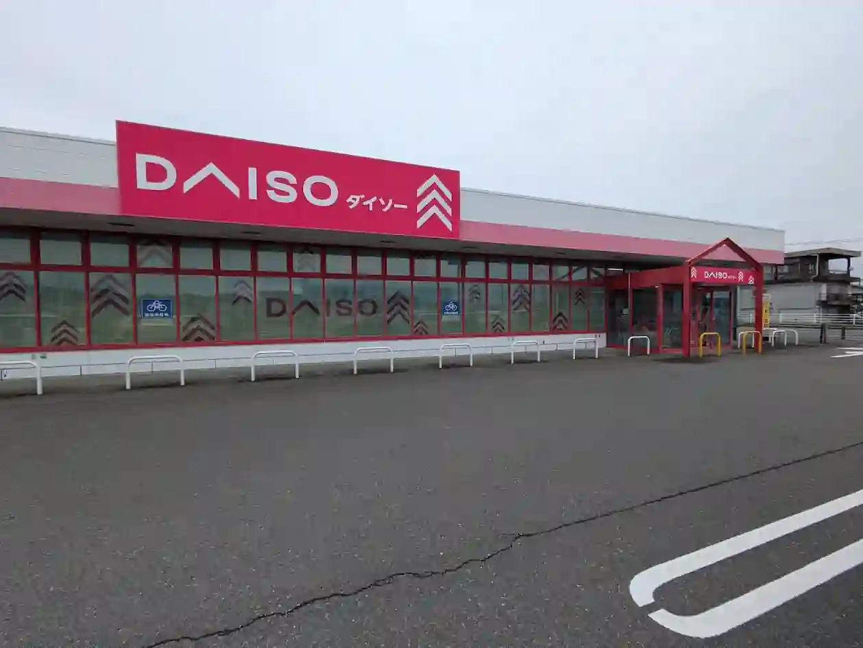 ダイソー日向原町店の外観と駐車場の様子