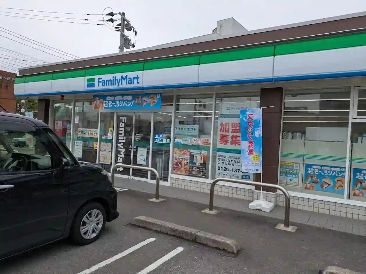 ファミリーマート日向原町店の外観と駐車場前の様子