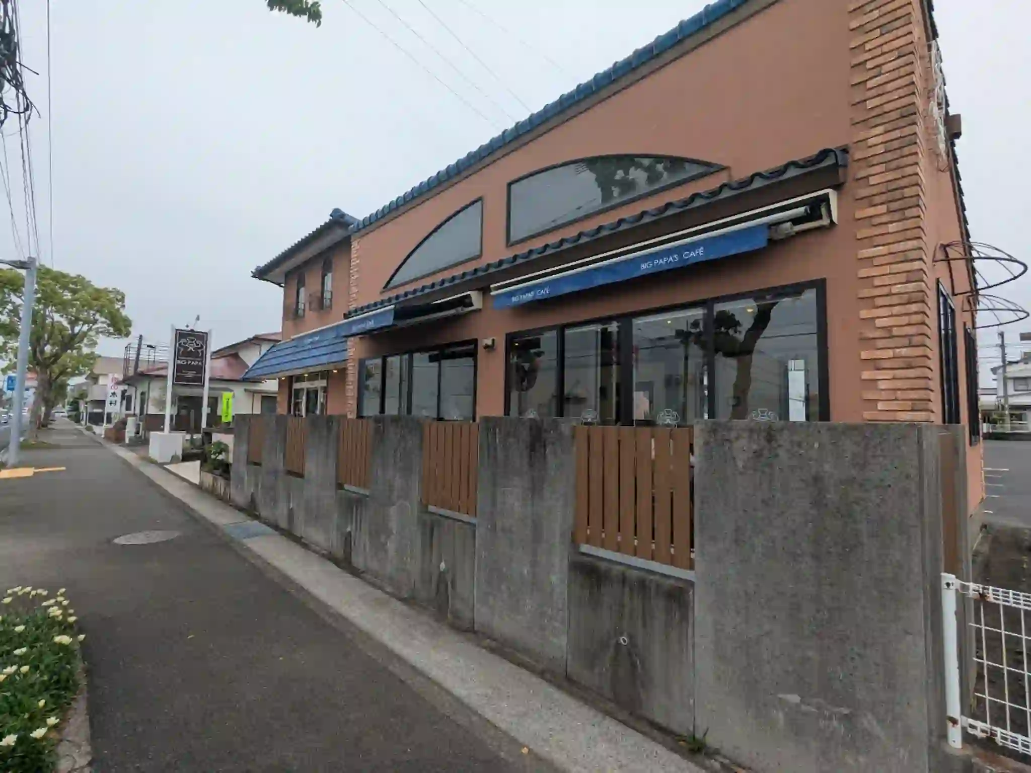 日向市新生町にある手作りケーキのBIG PAPAの外観