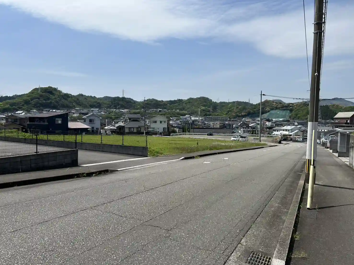日向市大王谷の高低差がわかる住宅街の道路と周辺の街並み風景