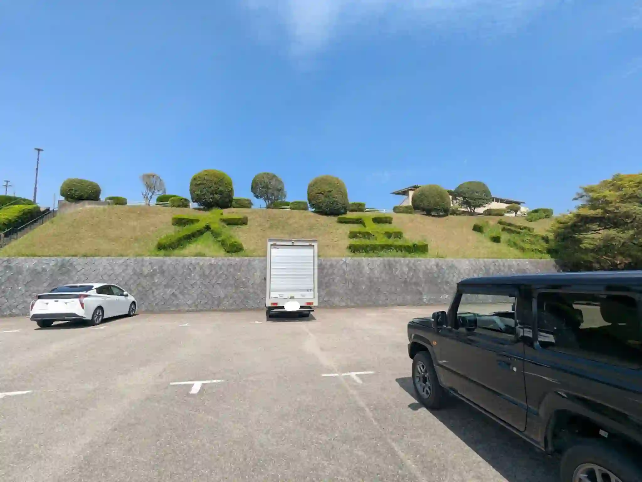 日向市大王谷運動公園の駐車場と芝生の植栽がある景観風景
