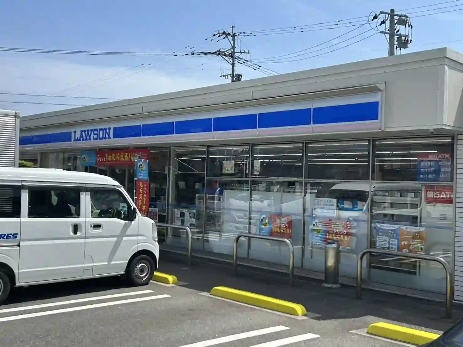 日向市にあるローソン日向亀崎西二丁目店の店舗外観と駐車場の様子