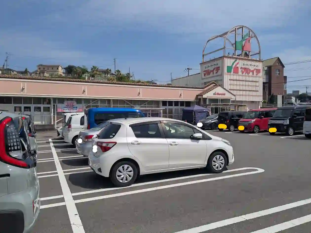 日向市にあるマルイチ大王店の外観と駐車場の様子