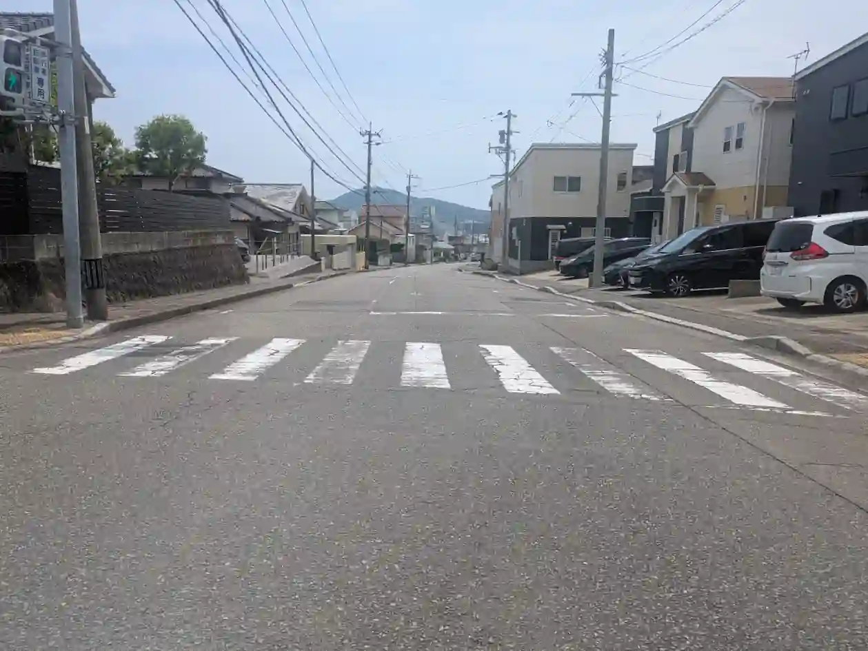 日向市大王谷の坂の上から住宅街と遠くの山を見下ろす風景