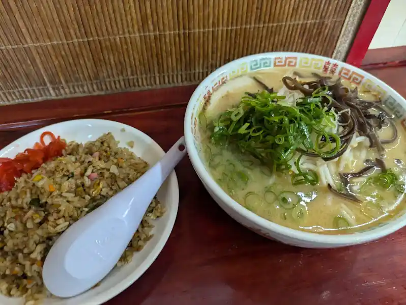 江良町で人気のラーメン東の味噌ラーメンと半チャーハンセット