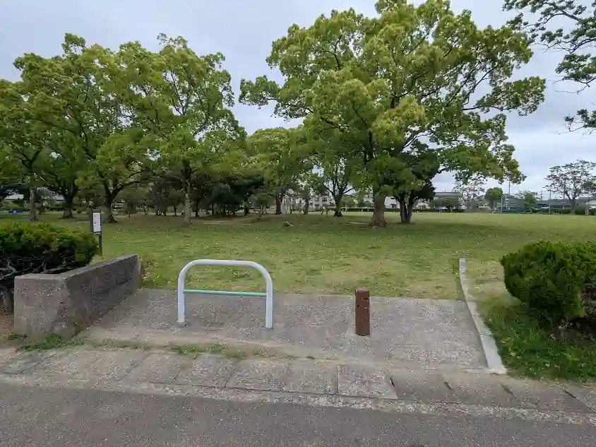 日向市江良町にある江良近隣公園の広場と木々の風景