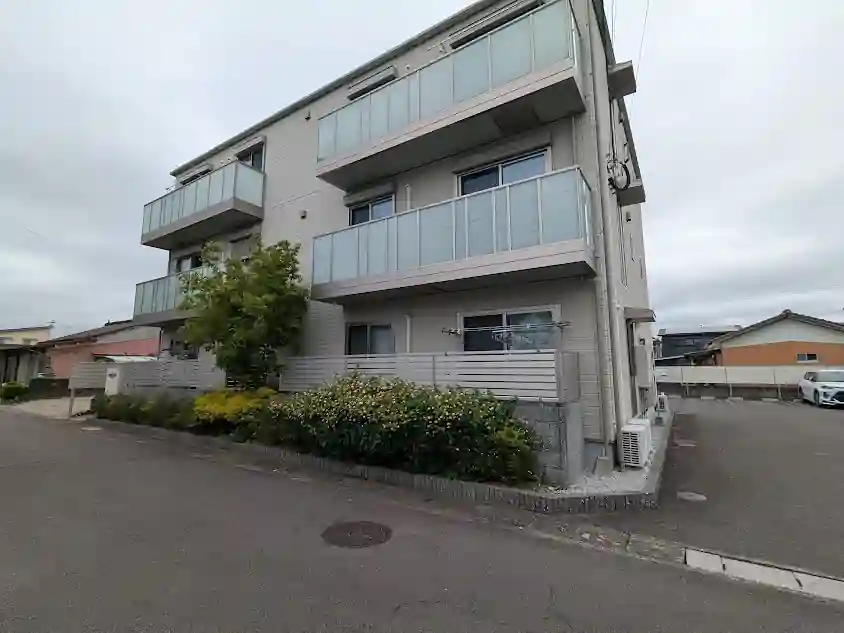 日向市江良町にある賃貸アパート「グランドソレイユ」の外観