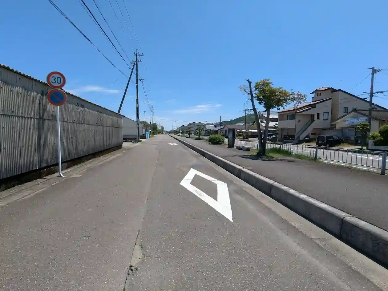 日向市曽根町を通る細島通線のまっすぐで広い歩道の風景