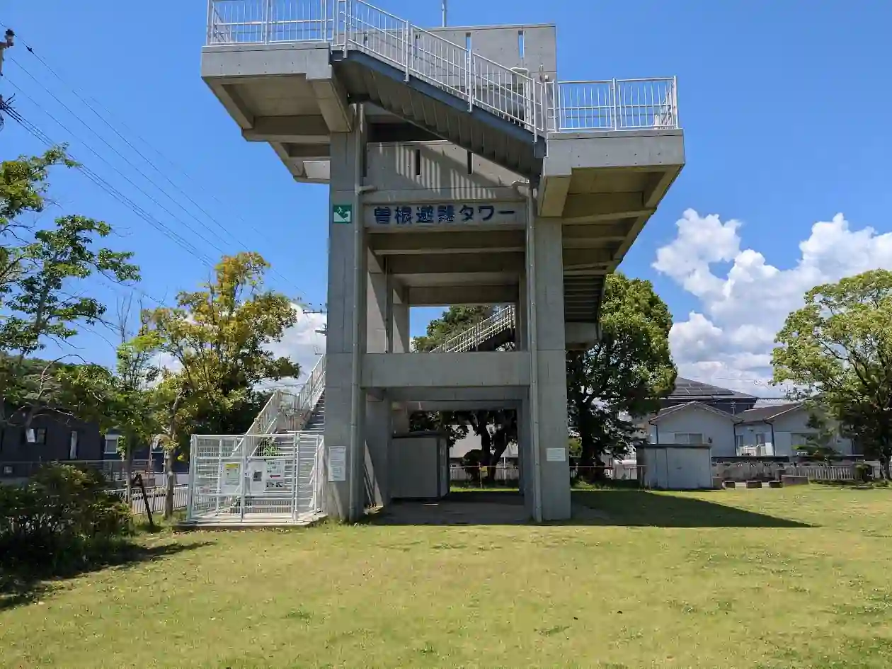 日向市曽根町の公園に併設された津波避難タワー