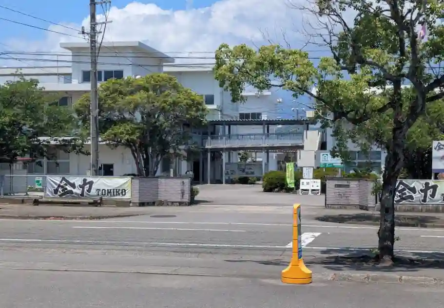  日向市にある宮崎県立富島高等学校の正門の風景