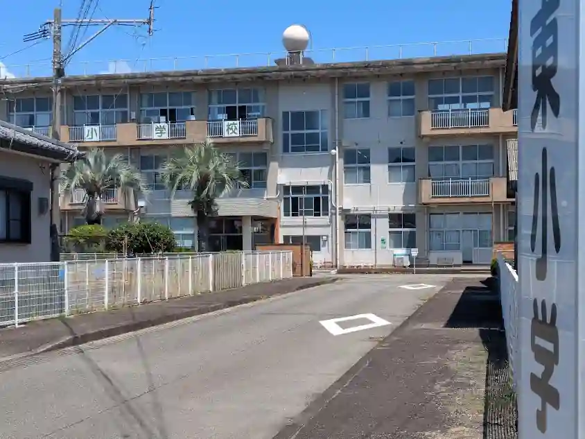 日向市立日知屋東小学校の正門の風景