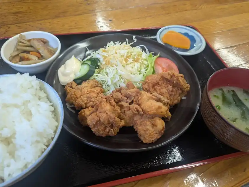 日向市曽根町にある定食屋あすなろのから揚げ定食