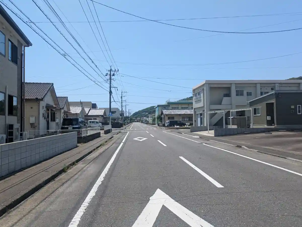 日向市浜町の落ち着いた住宅街と広めの道路風景