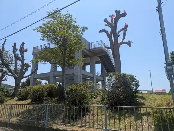 日向市浜町の浜街区公園にある津波避難タワー