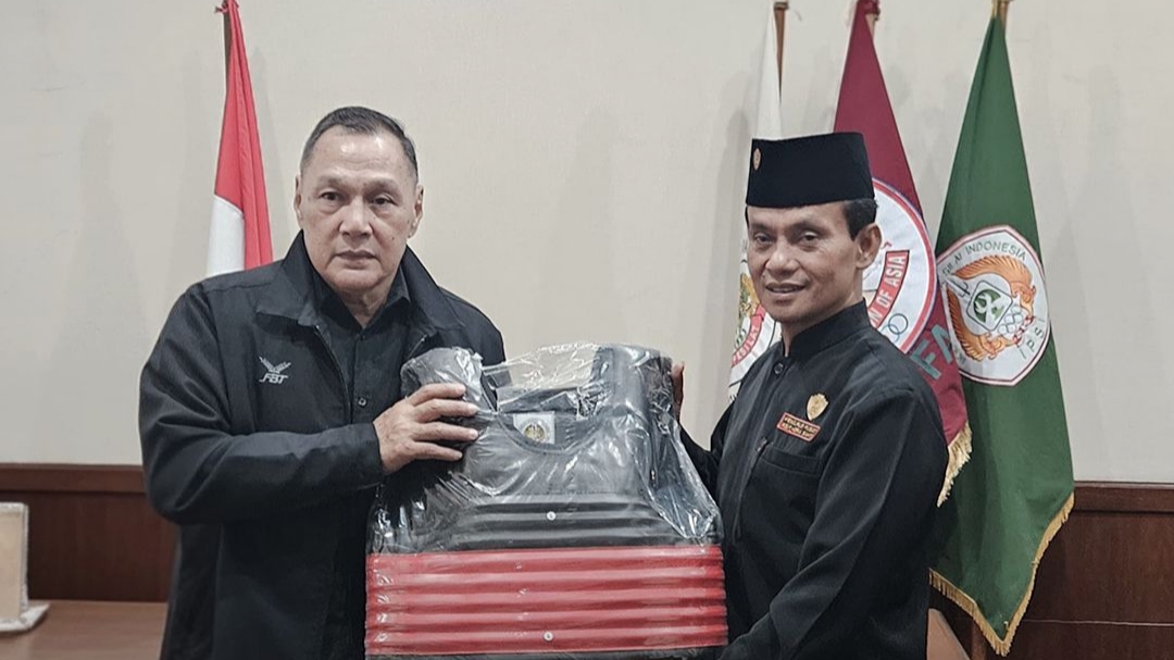 ketum IKS.PI Kera Sakti terima cindra mata