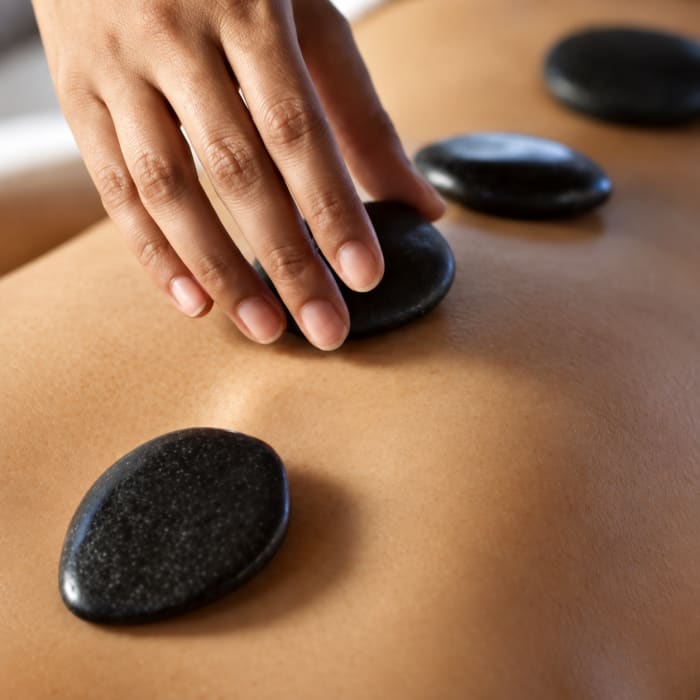 Terapia relaxante com pedras quentes