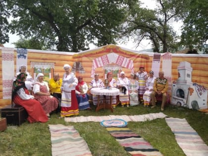 Победителем конкурса «Старина земли родной-2019» стал  народный ансамбль песни и танца «Цвети, Сибирь!»  из Алтайского района