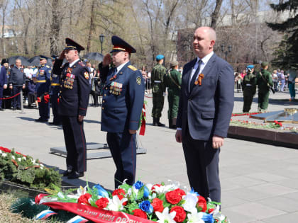 Начальник УФСИН России по Республике Хакасия возложил цветы к мемориалу воинской славы
