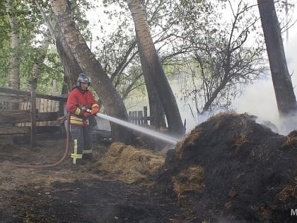 Неосторожное обращение с огнем, недосмотр за печью и замыкание проводки стали причинами пожаров за выходные дни