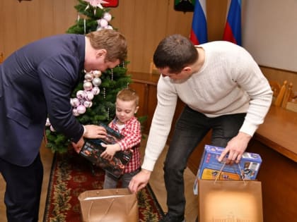 Валентин Коновалов исполнил желания детей из Луганской Народной Республики