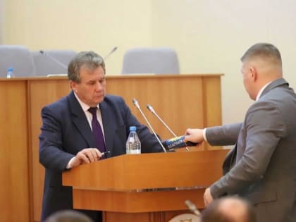 «Хоть немного пользы принесете»: замглавы Хакасии подарили упаковку мусорных пакетов