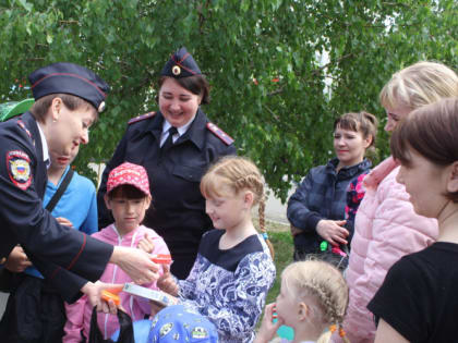 В день зашиты детей сотрудники полиции Хакасии провели профилактические беседы с ребятами и их родителями