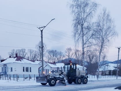 На дорогах города планомерно выполняются работы по очистке от снега и ледяного наста обочин и проезжей части