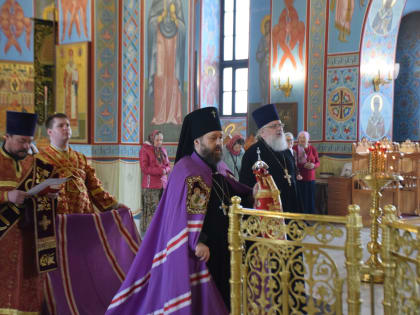 На Отдание Пасхи, в день памяти славянских просветителей и празднования тезоименитства Святейшего Патриарха Кирилла Правящий Архиерей совершил Божественную Литургию и крестный ход