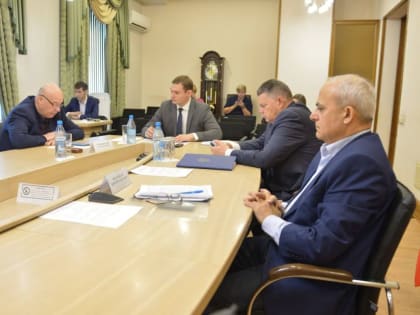 ЖКХ в праздники, готовность дорог к снегопаду и ситуация с гриппом: Валентин Коновалов провел совещание с министрами и властями на местах