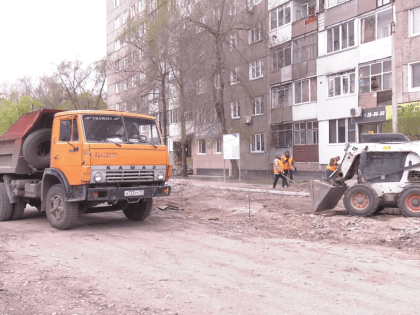 В Абакане продолжается благоустройство общественной территории во дворах на пр. Дружбы Народов