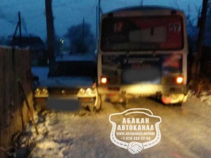 Автобус попал в ДТП на узкой дороге в Абакане