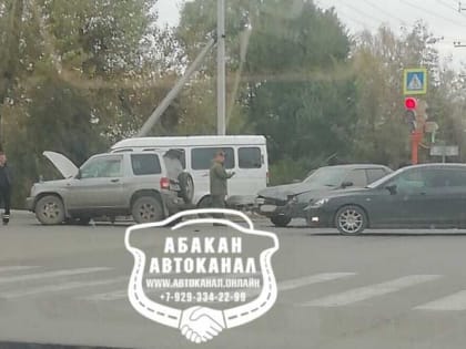 В Абакане седан помял мини джип