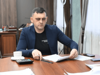 Главу района Хакасии подозревают в получении почти 500 тысяч рублей взятки