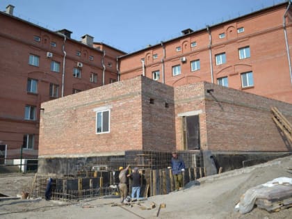 Минстрой Хакасии заявил о хороших темпах реконструкции детской больницы