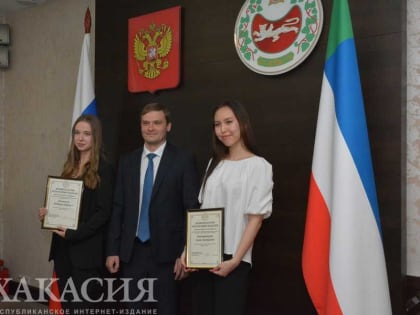 Две стобалльницы получили премию от правительства Хакасии