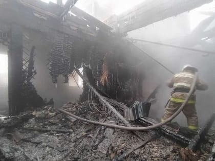 В Бейском районе пожарные-добровольцы ликвидировали возгорание постройки