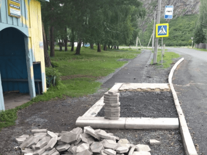 В этом году МКУ «Спецслужба» города Абазы по поручению главы В.Н. Филимоновой продолжила работу по обновлению городских остановок.