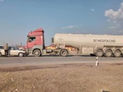 В Боградском районе выезд с прилегающей территории закончился для водителя госпитализацией