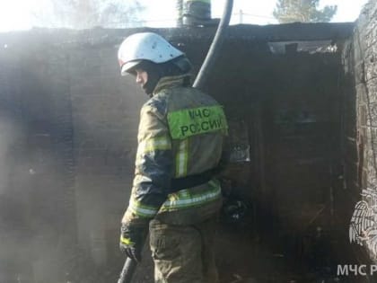 Конноспортивный комплекс и жилой дом тушили пожарные в Алтайском районе