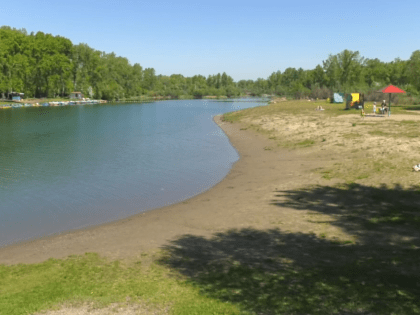 Водолазы очистили от мусора единственный городской пляж