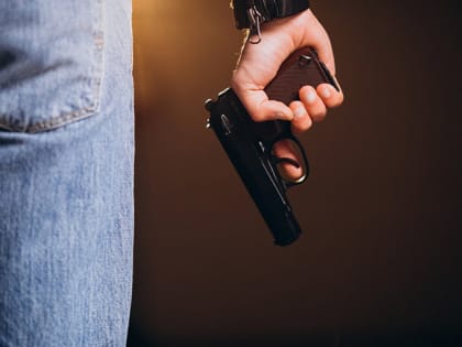 Двое приятелей решили развлечься и открыли стрельбу из окна