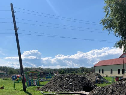 Повредила позвоночник: в Хакасии 15-летняя девочка упала в траншею