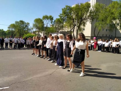 В старейшей школе Абакана прошла торжественная линейка