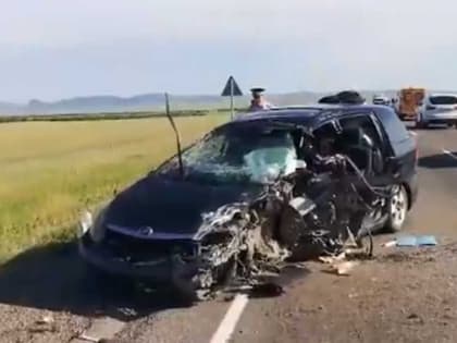 Страшное ДТП в Хакасии: двое погибли, ребенок - в больнице. Видео с места