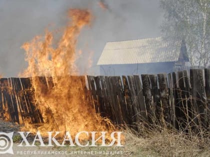 Женщина обожгла руки на пожаре в хакасском селе