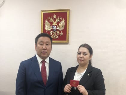Начальник Управления Министерства юстиции Российской Федерации по Республике Хакасия в торжественной обстановке вручил удостоверения адвоката