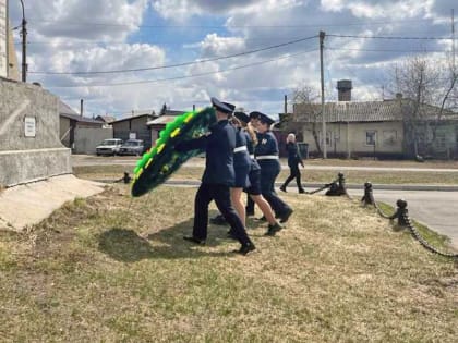Кадеты и росгвардейцы Хакасии возложили цветы к обелиску павших в Великой Отечественной войне