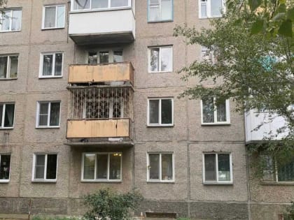 Из окна многоэтажки в Минусинске выпала годовалая девочка. Скорую вызвали прохожие