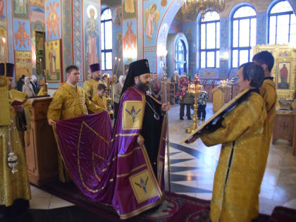 В Неделю святых праотец Управляющий епархией совершил Божественную Литургию в Спасо-Преображенском кафедральном соборе