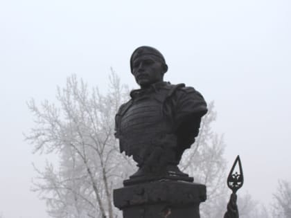 В Хакасии установили бюст Герою России Аймиру Миягашеву